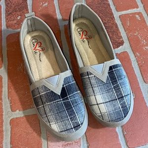NWOT Mia Amore memory foam plaid slip on shoes